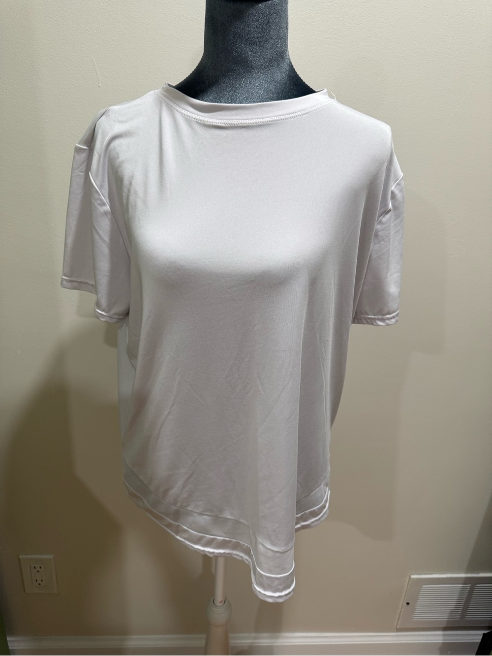 Laundry By Shelli Segal White Short Sleeve Crewneck Tee